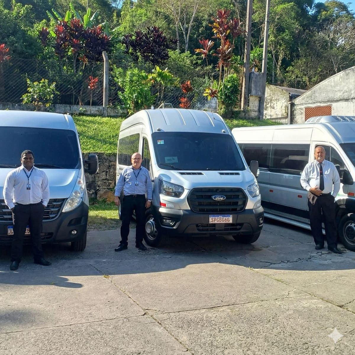 Equipe CTF TOUR com frota de veículos